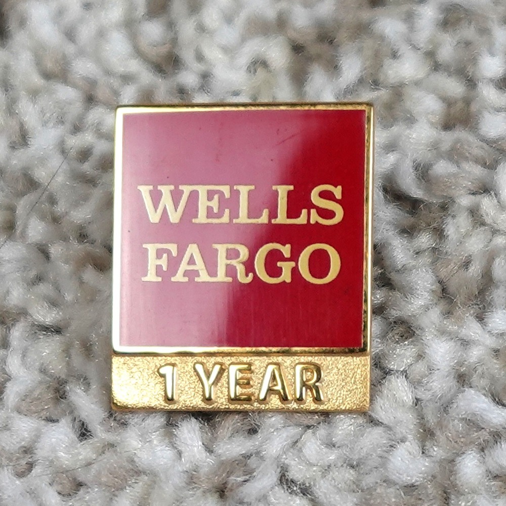 Wells Fargo 1‎ Year Service Award Lapel Pin Red Enamel Gold Tone Employee Badge